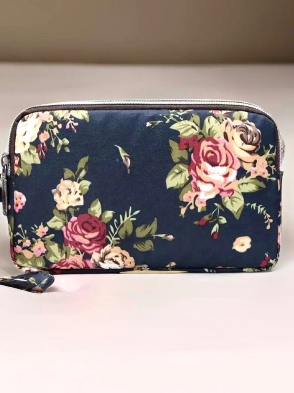 N/A wristlet features