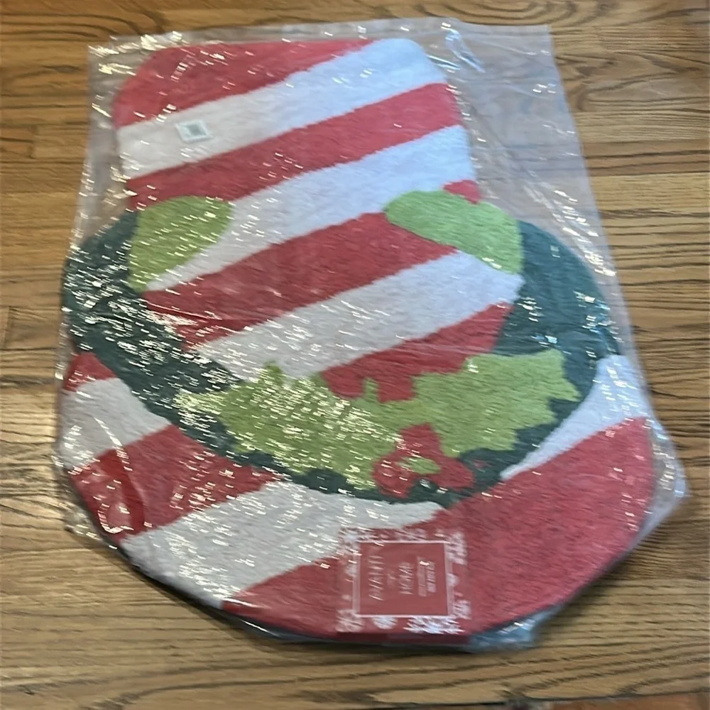 Avanti Flip Flop Festive Red White Stripe Holly Holiday Rug Bath Mat NEW!
