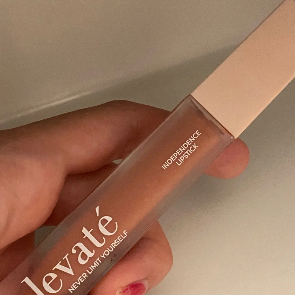 NWOT Elevate Independence Lipstick (10ml) - Innovation