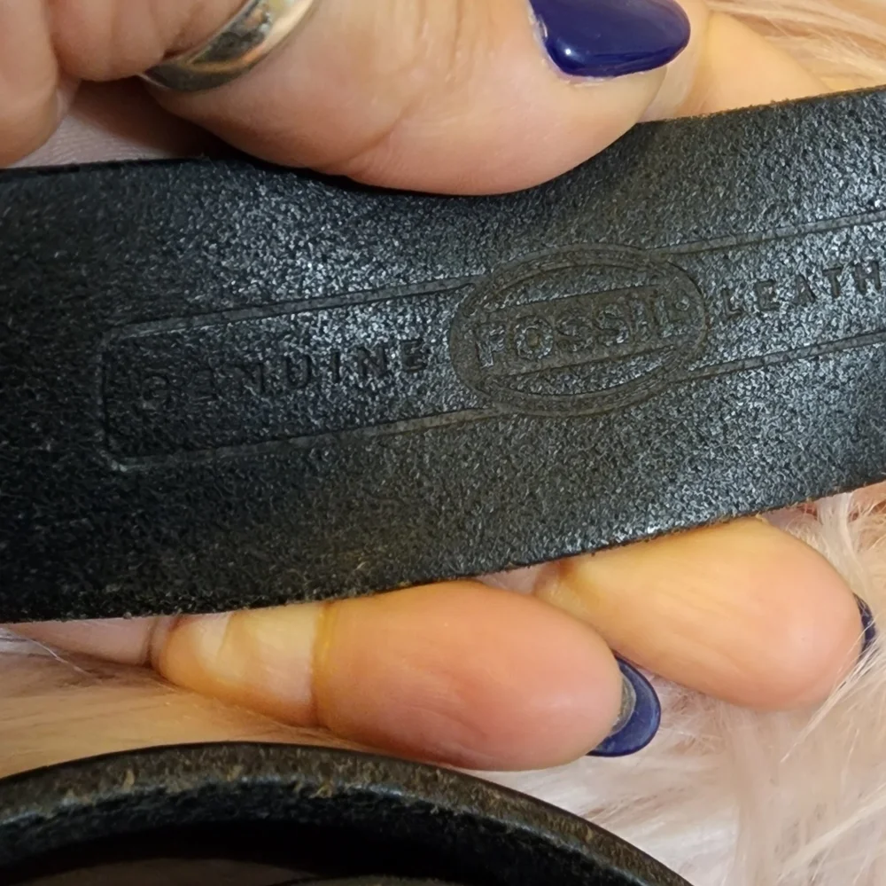 Fossil leather signs