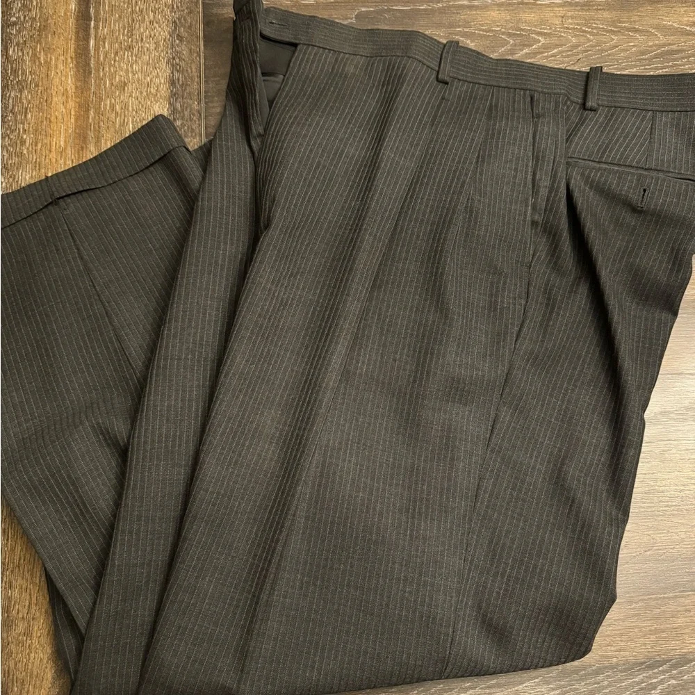 Linea Uomo Dark Gray Pinstripe 2pc Suit Size 44L