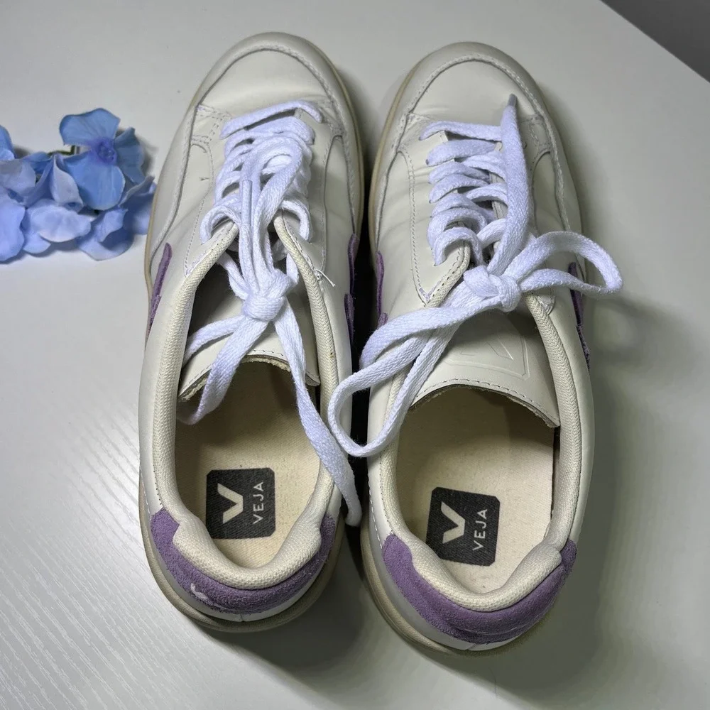 Veja 12 leather