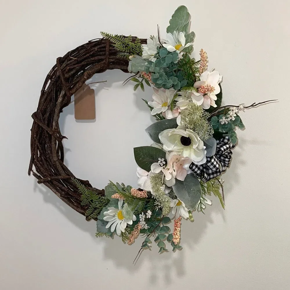 Home‎ Decor. 14” Homemade Wreath. Grapevine. Peach/Cream w/black gingham bow.