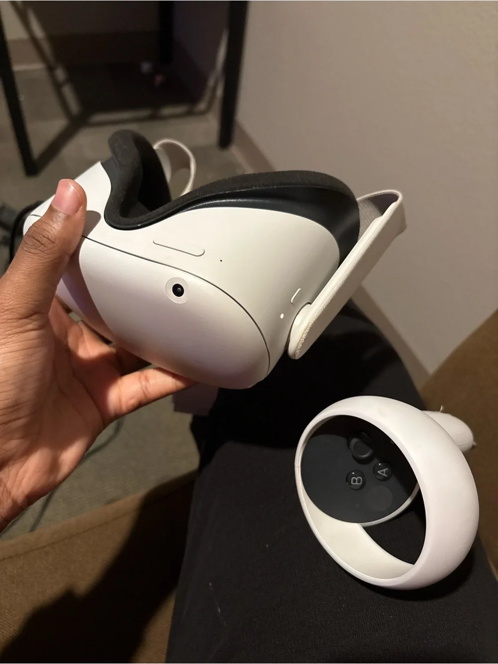 Quest 2 White VR Headset and Controller
