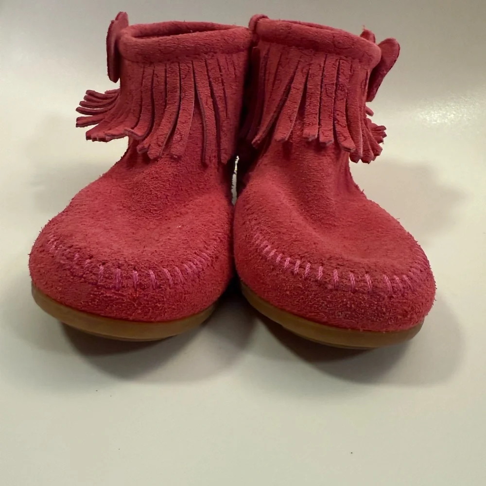 Minnetonka Hello Kitty Pink Moccasins Ankle Boots Kids size 3/ Women’s 5
