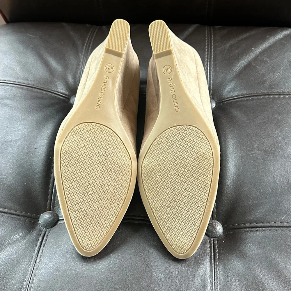 Bandolino Beige Wedge Heels Size 10M Almond Toe Classic Pump