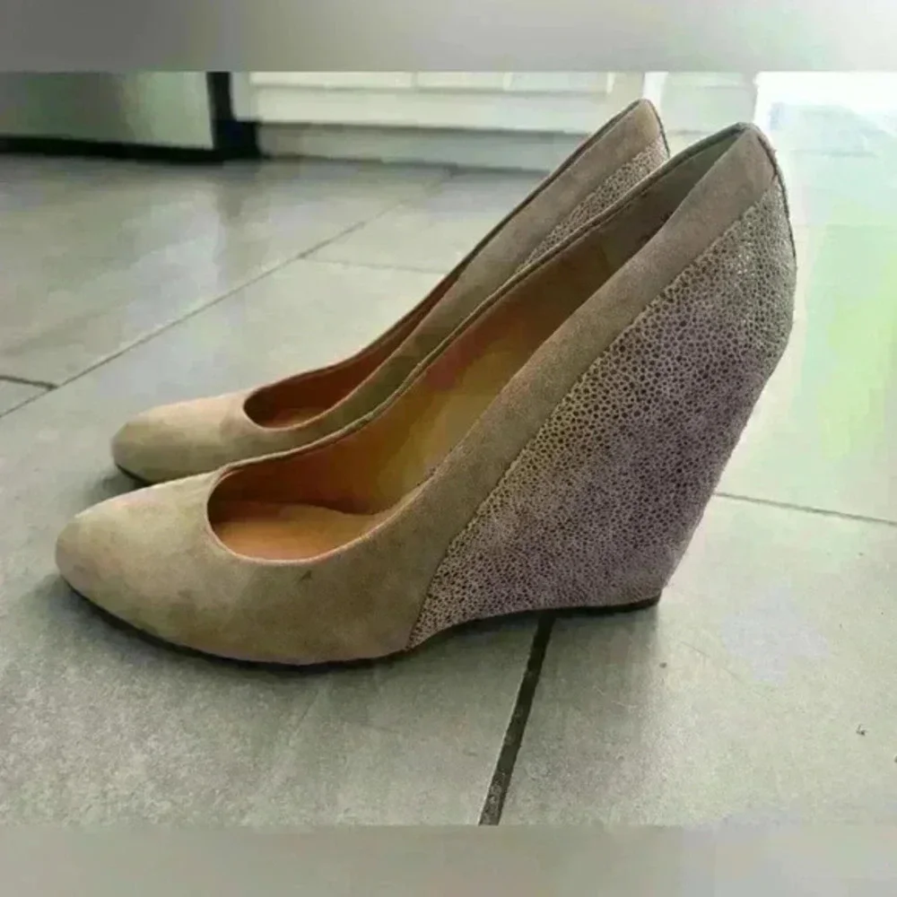Audrey Brooke Daphne Khaki Tan Brown Leather Lizard Print Wedge Heel Shoe Sz 9