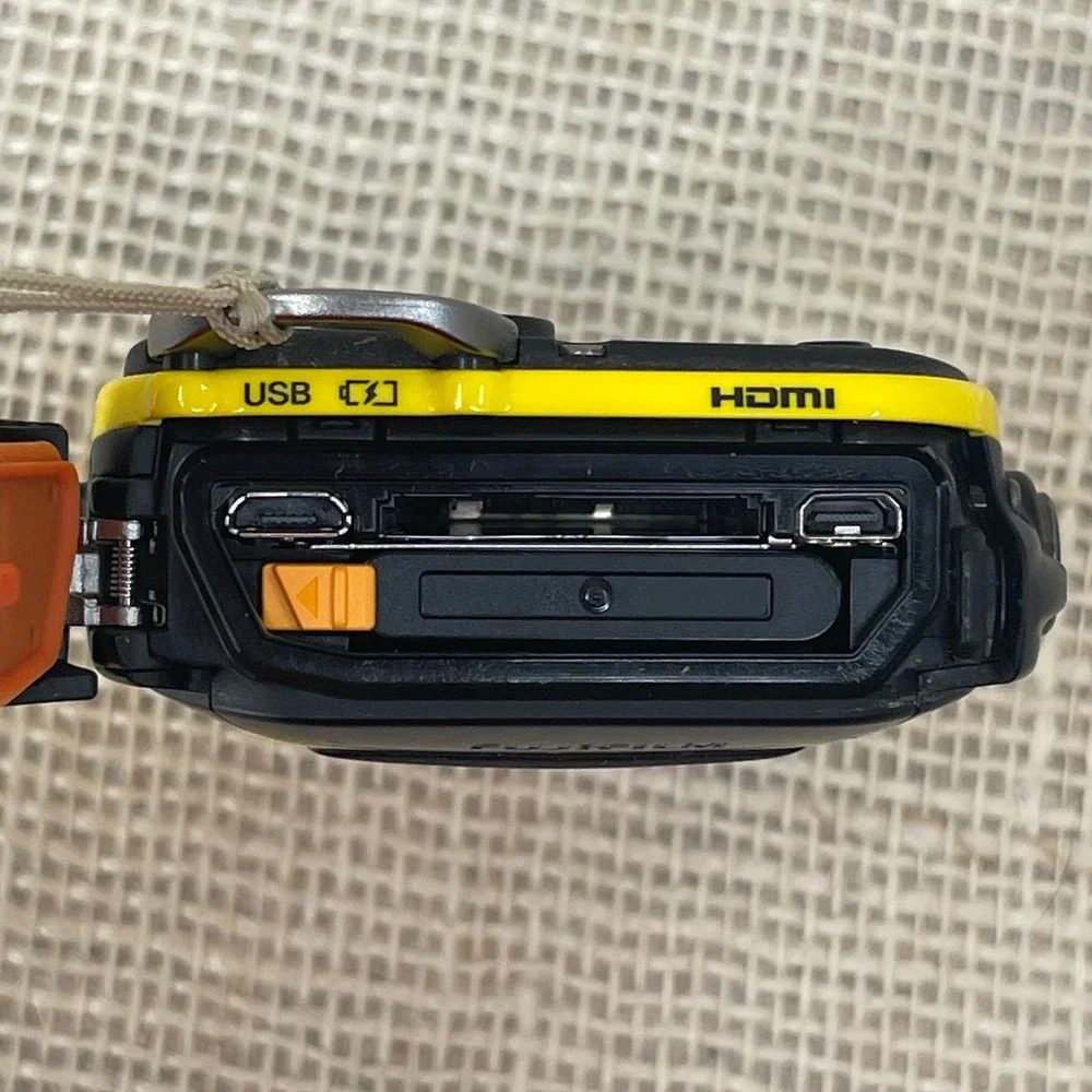 Fujifilm FinePix XP80 Waterproof Shockproof Digital Camera‎ 16MP 5x Optical Zoom
