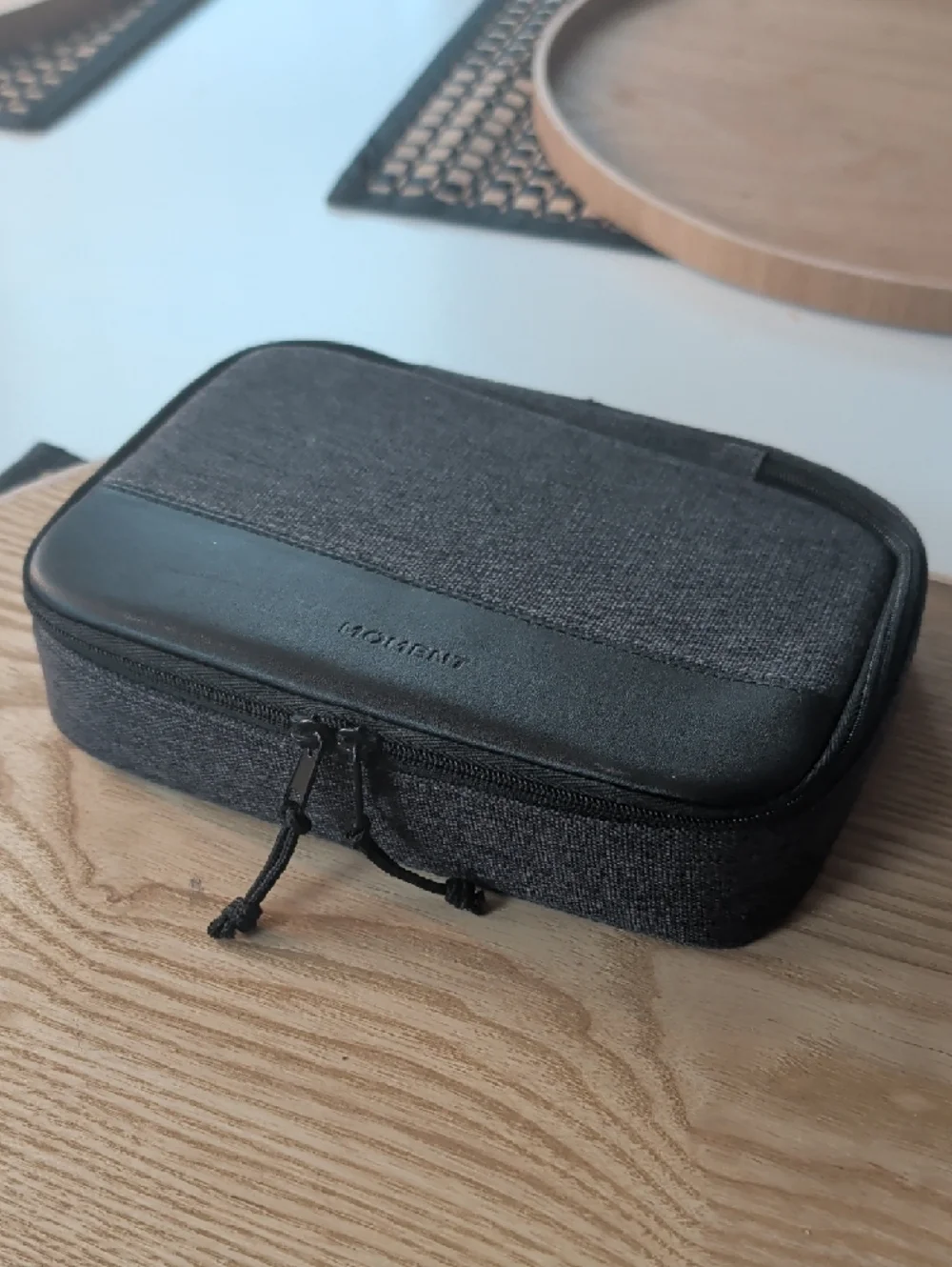 Moment Lens versatile black