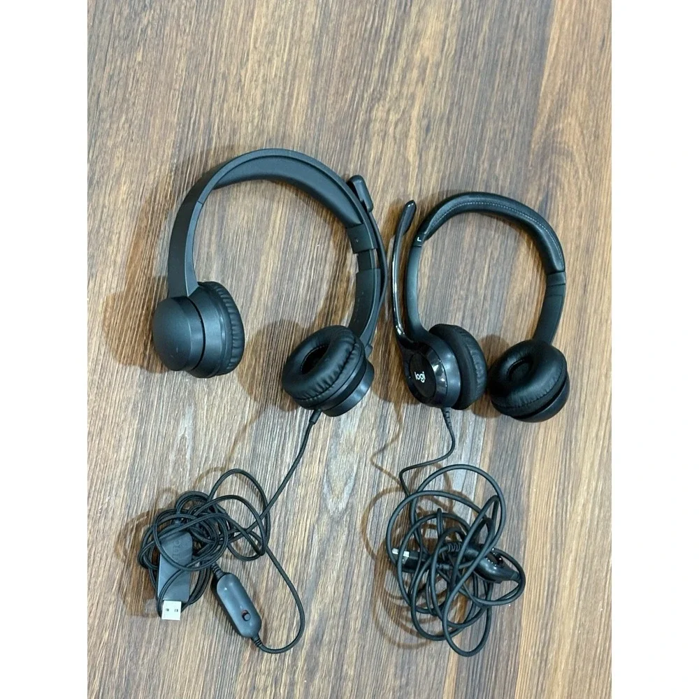 Logitech pairs headphones