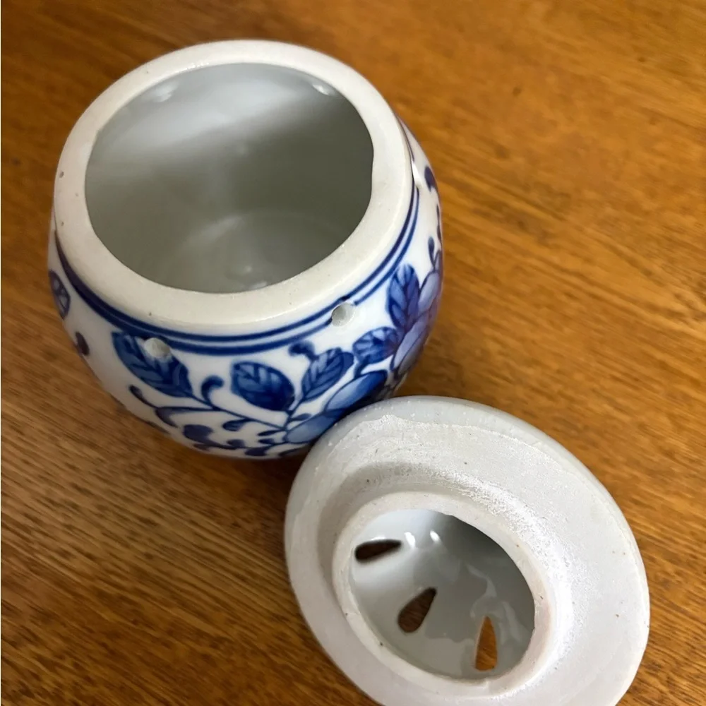 Blue and white porcelain lidded potpourri jar