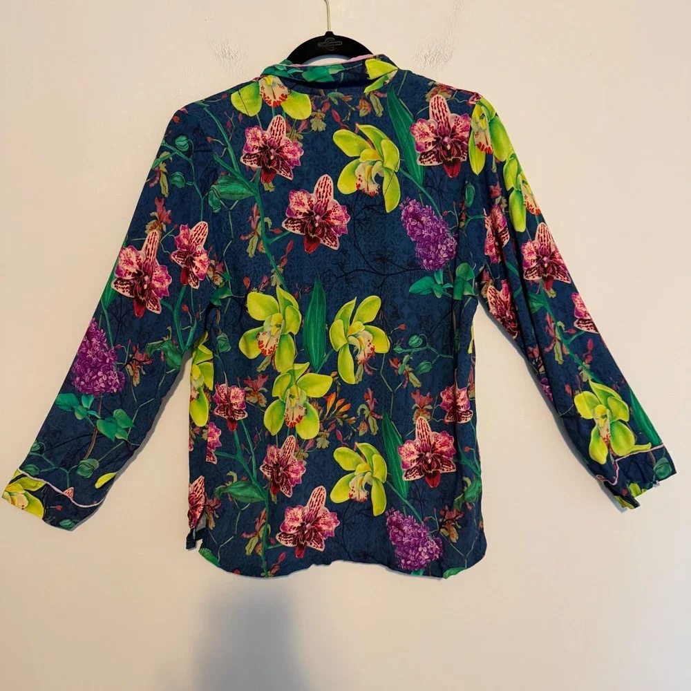 Powder pajamas button