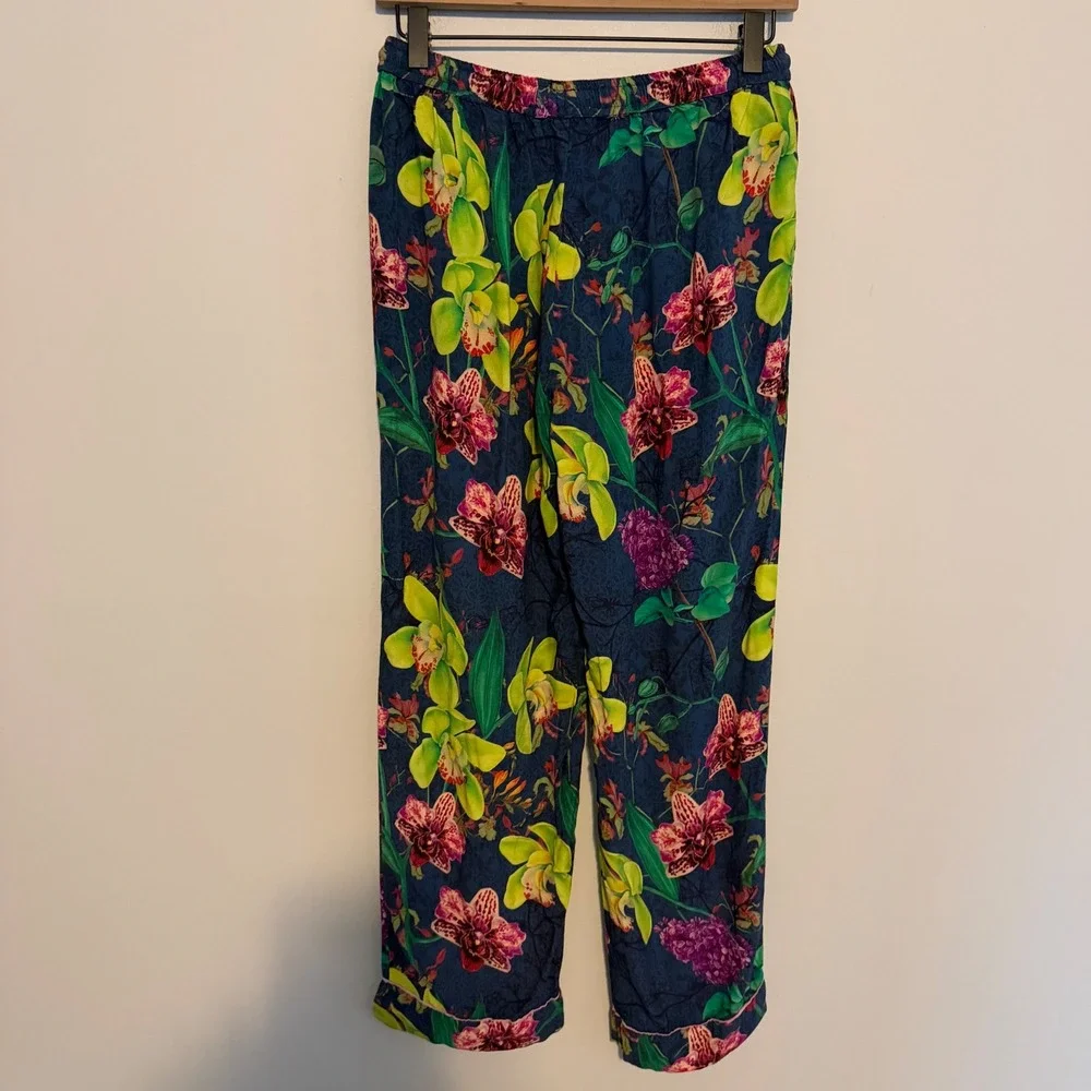 Powder pajamas button