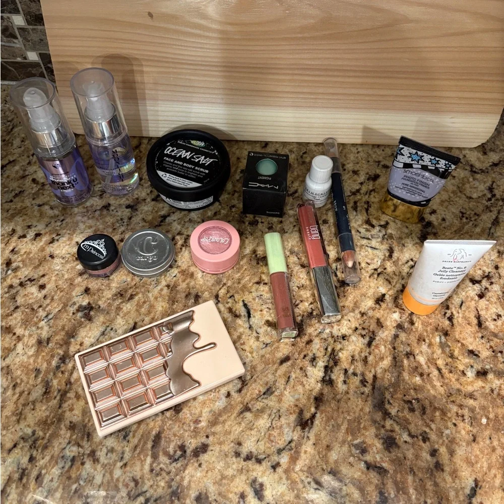 Lot of 14‎ new make up SMASH BOX, MAC AND MORE LOOK