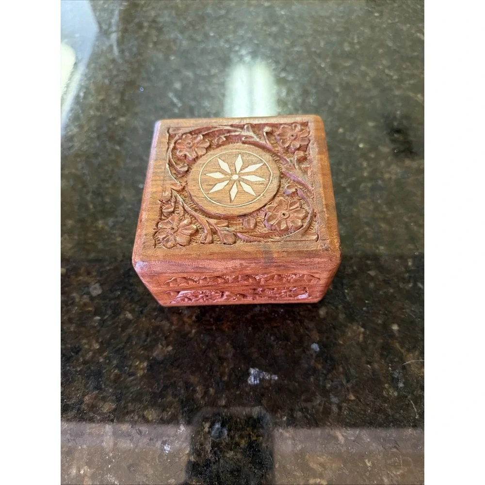 Carved Inlaid Medallion Wood Trinket Jewelry Hinged Keepsake Box 4