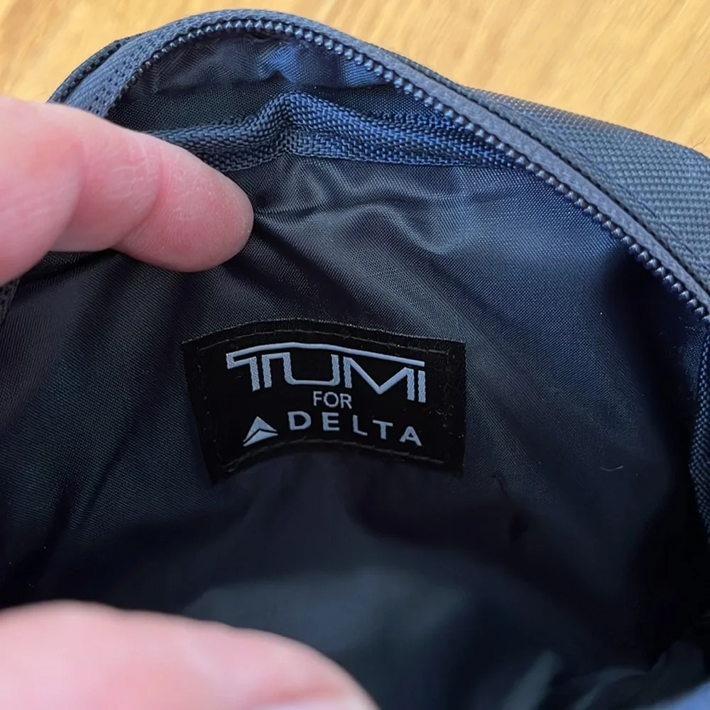Tumi delta toiletry