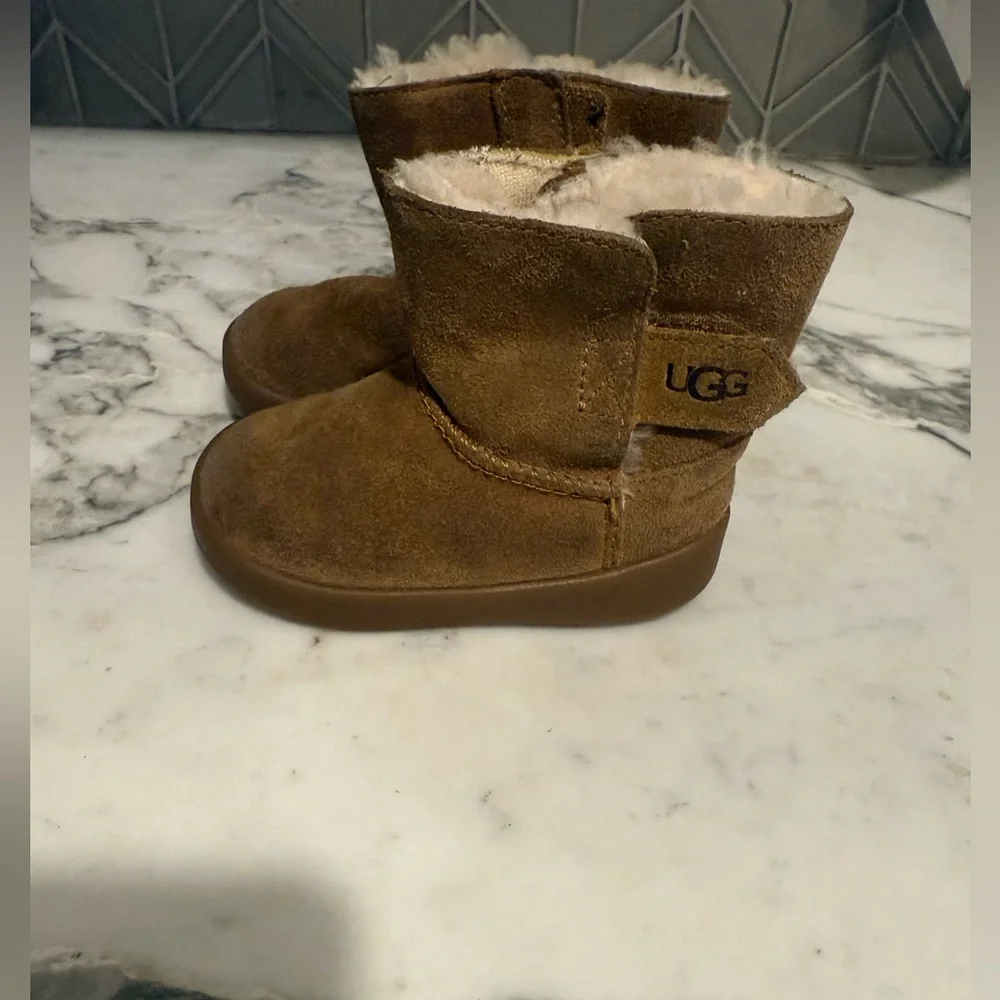 $20 ADD ON Ugg boots size 4c 5c c5 c4‎ mid shearling uggs