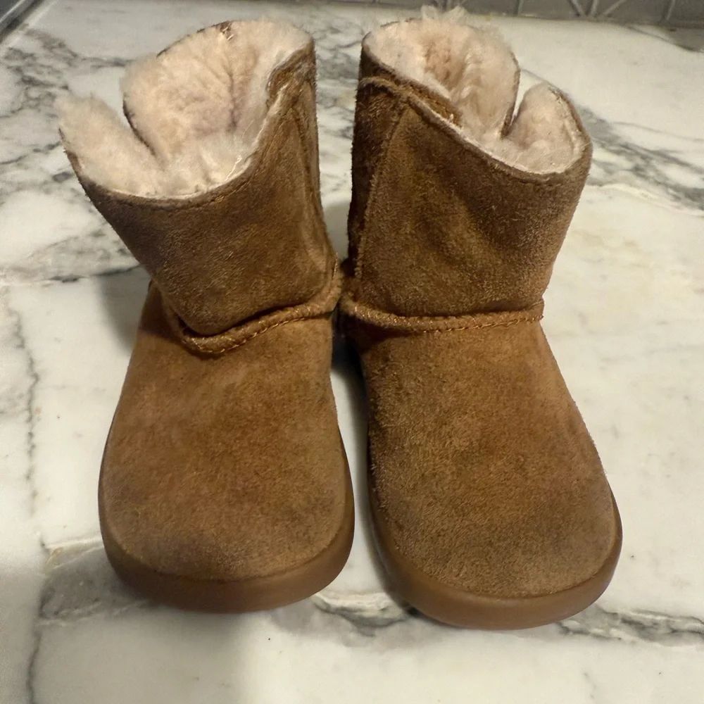 UGG follow us