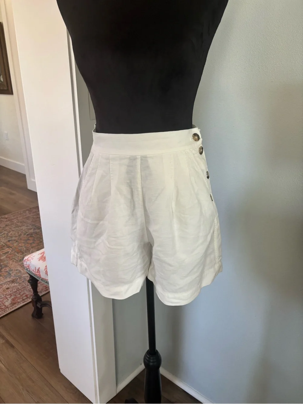 Wilfred Aritzia White High-Waist Pleated Linen-Blend Shorts size 0