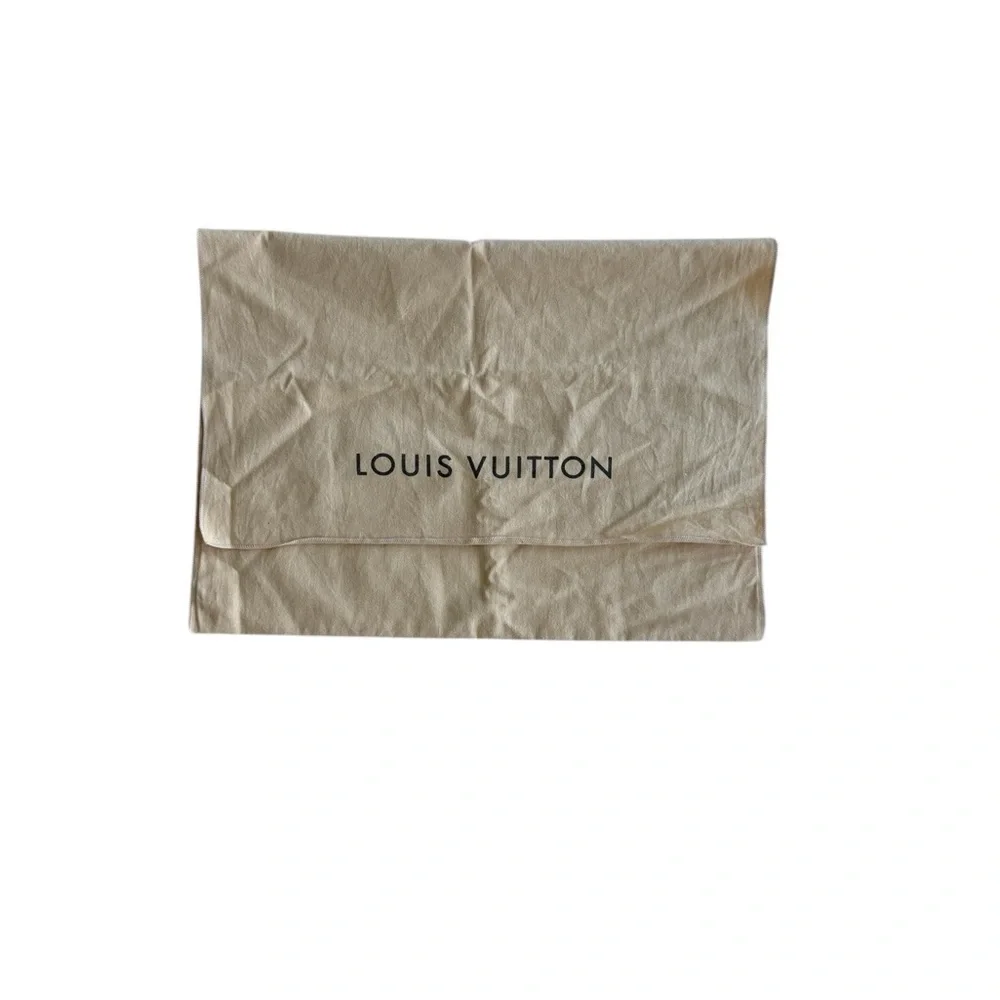 Louis Vuitton material free dust