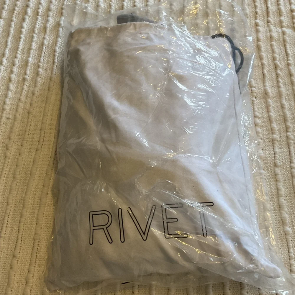 Rivet listing closure