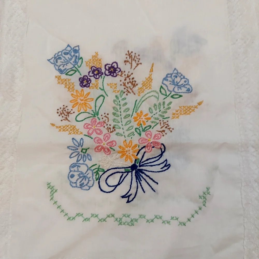 Handmade Needlepoint Floral Lace Table Runner White vintage