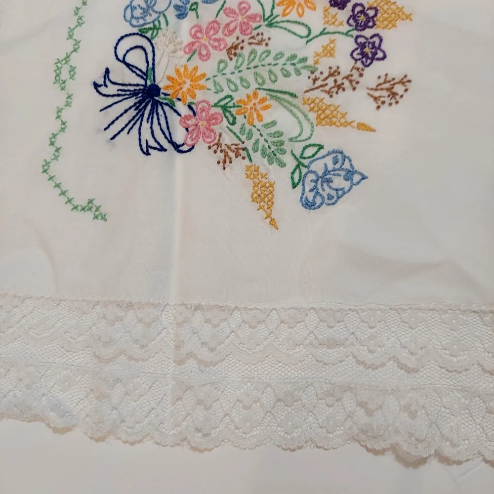 Handmade Needlepoint Floral Lace Table Runner White vintage