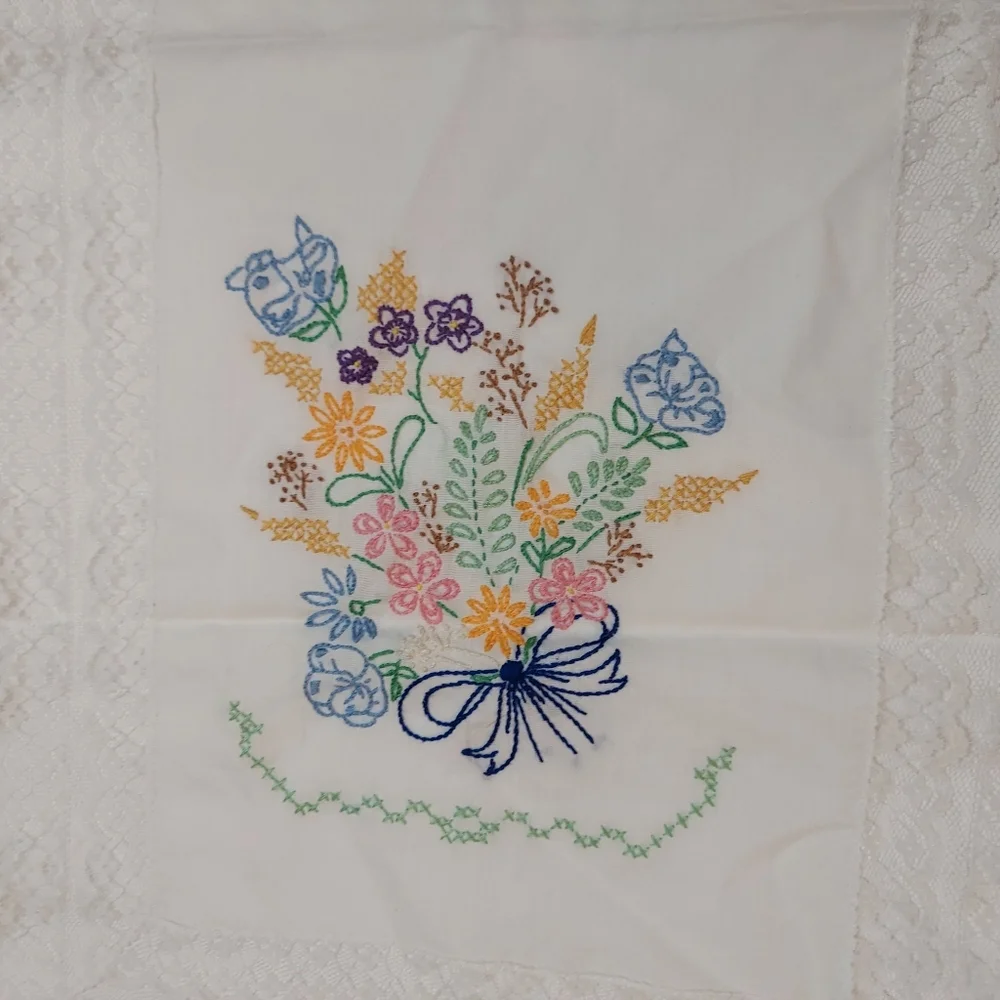 Handmade Needlepoint Floral Lace Table Runner White vintage