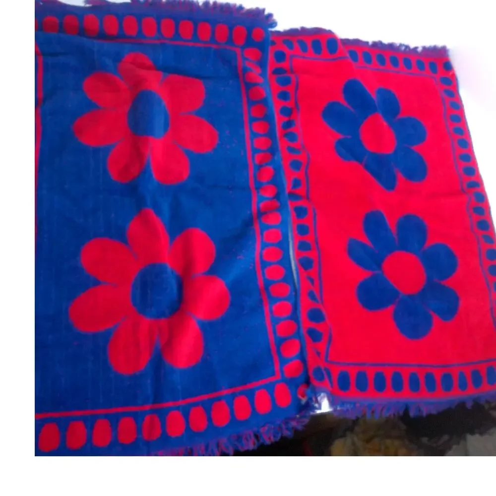 Vintage Cannon Royal Family Blue Red Daisy Mod Pop Art Towel Hand Set of 2