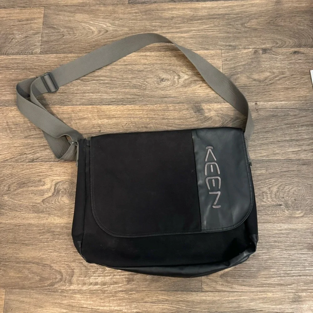 Keen Hybrid Transport MORTON MESSENGER Messenger U Bag‎ Sling Bag Black Color