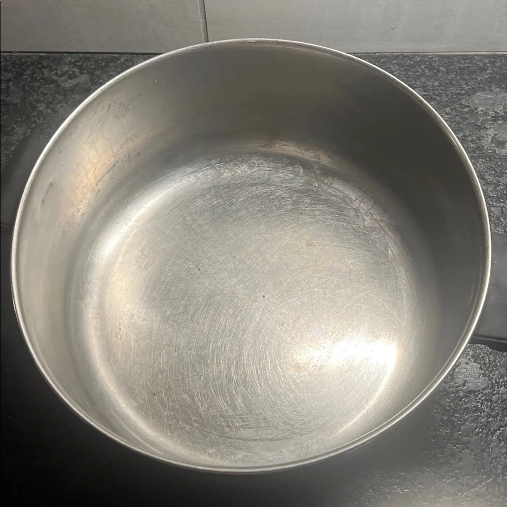Vintage 6 quart Farberware stock pot with lid. Like new. Still very shiny
