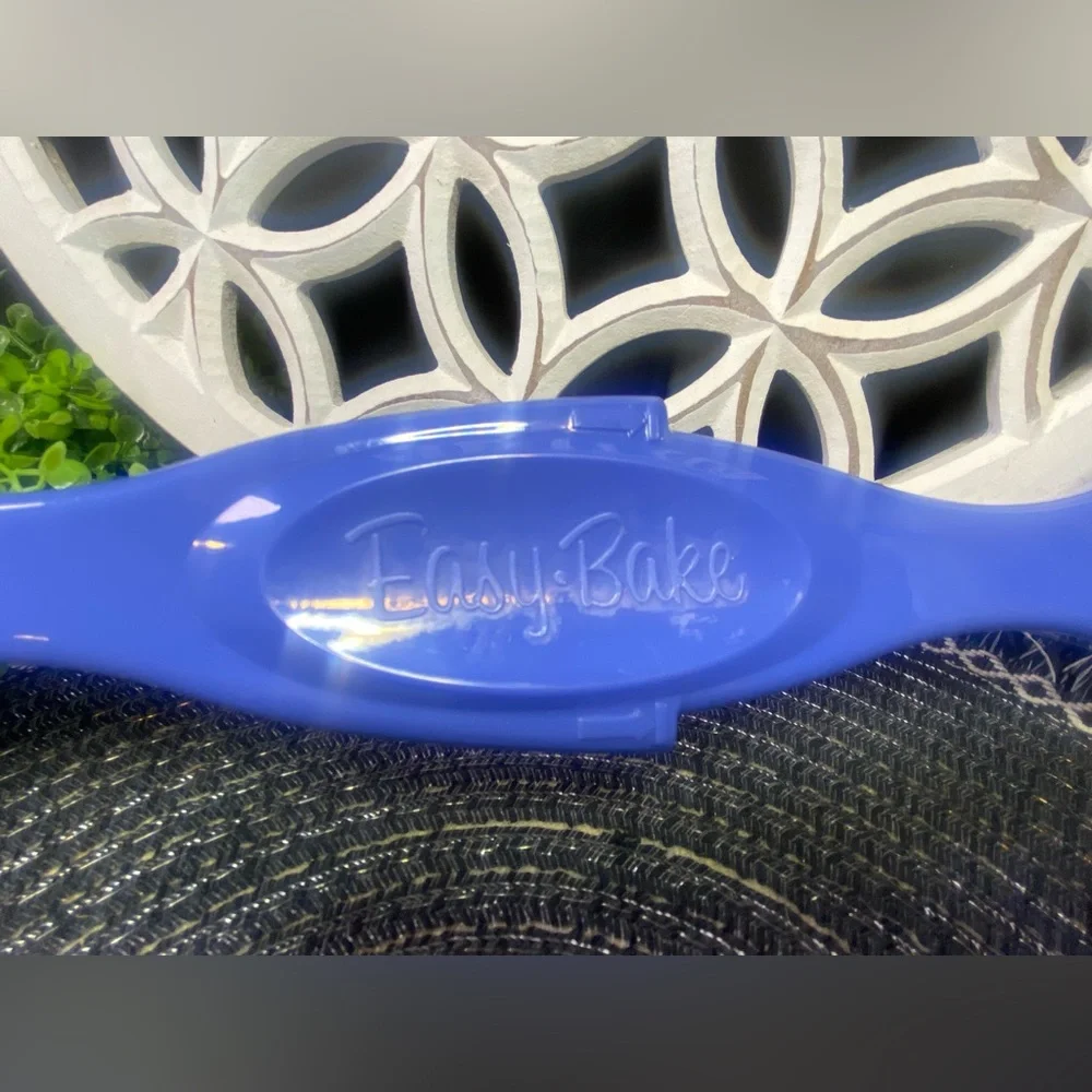 Ultimate‎ Easy Bake Oven Replacement Blue Pan Pusher Spatula Only