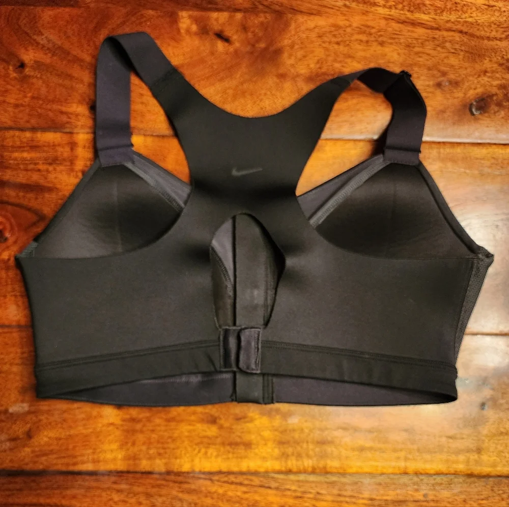 NIKE Women's Black Zip-Front Sports Bra Sz M Cup C-E Adjustable Laser Cut Fabric