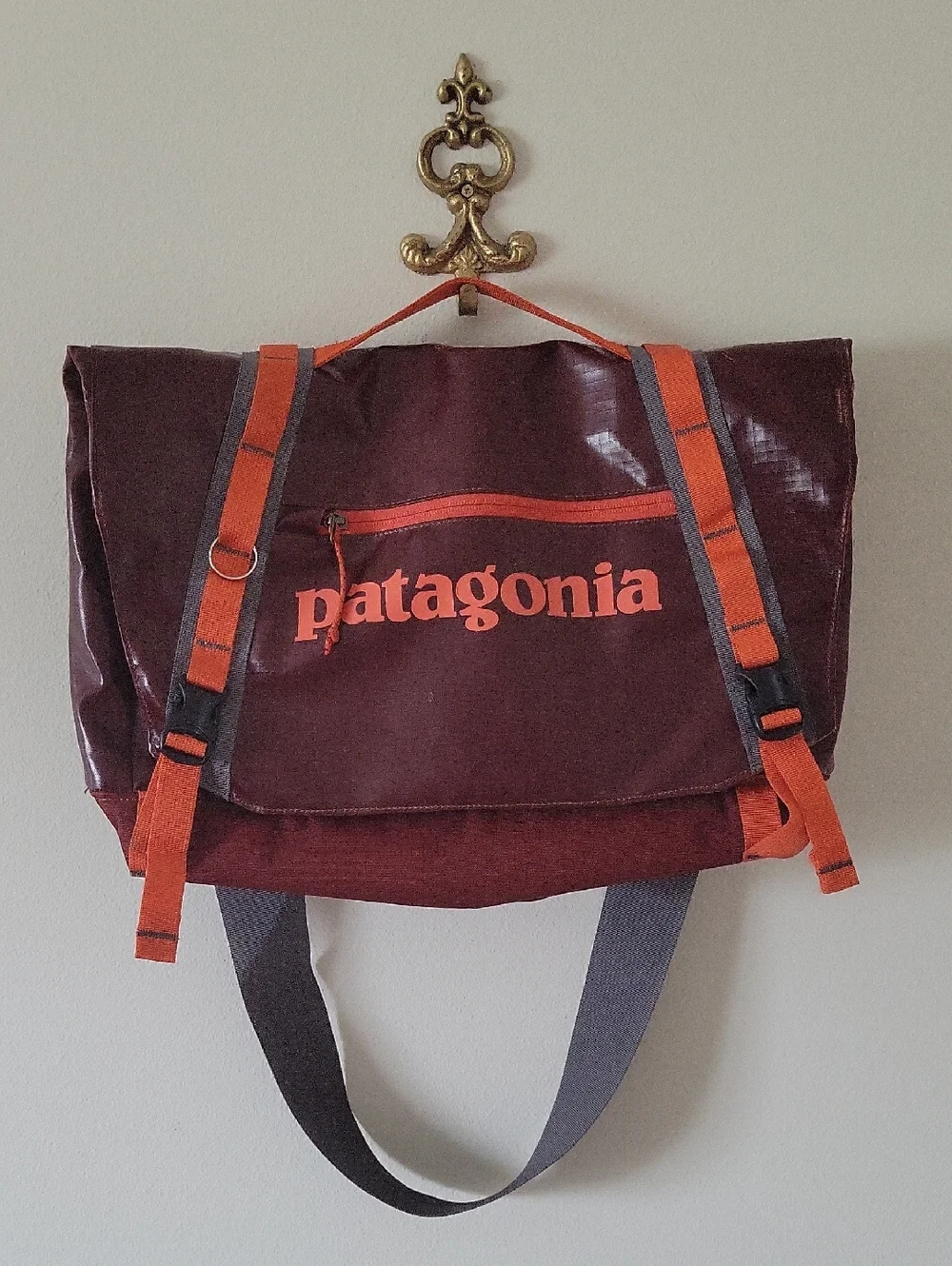 Patagonia Black Hole Mini Messenger 12L Bag Burgundy Rust with Orange Accents