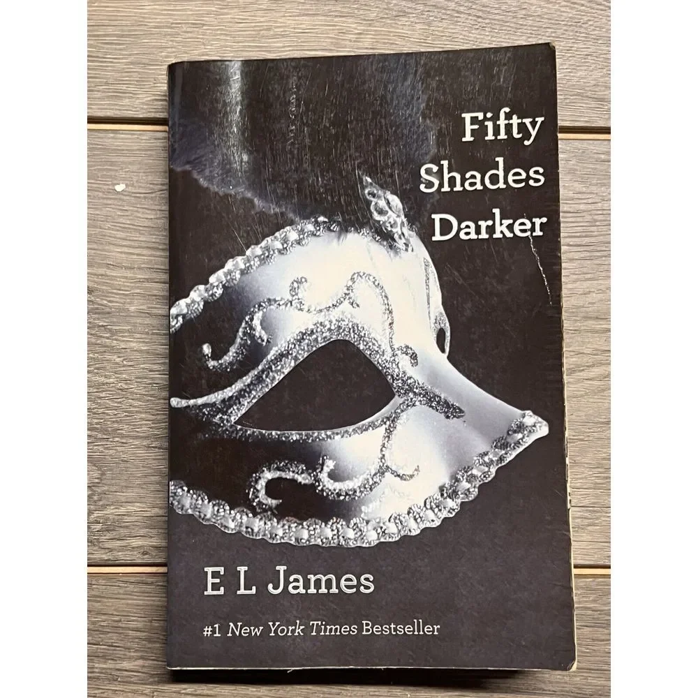 Fifty Shades Darker : Book Two of the Fifty Shades Trilogy by E. L. James (2013,