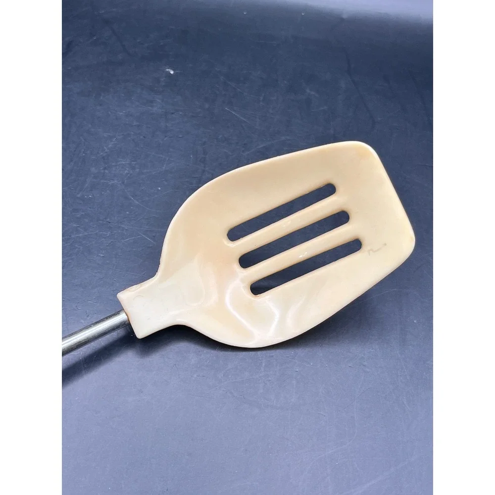 Vtg White Beige Slotted‎ Spatula White Handle Kitchen Utensil Kitchenware Retro