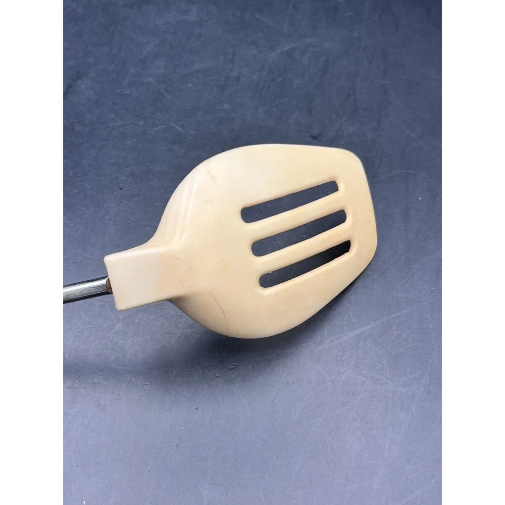 Vtg White Beige Slotted‎ Spatula White Handle Kitchen Utensil Kitchenware Retro