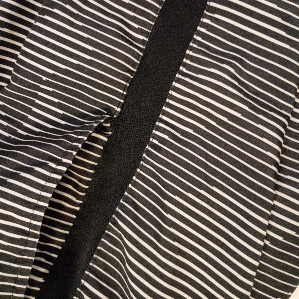 Nike Dry Element Running Challenger Shorts Mens Medium Black White Striped Brief