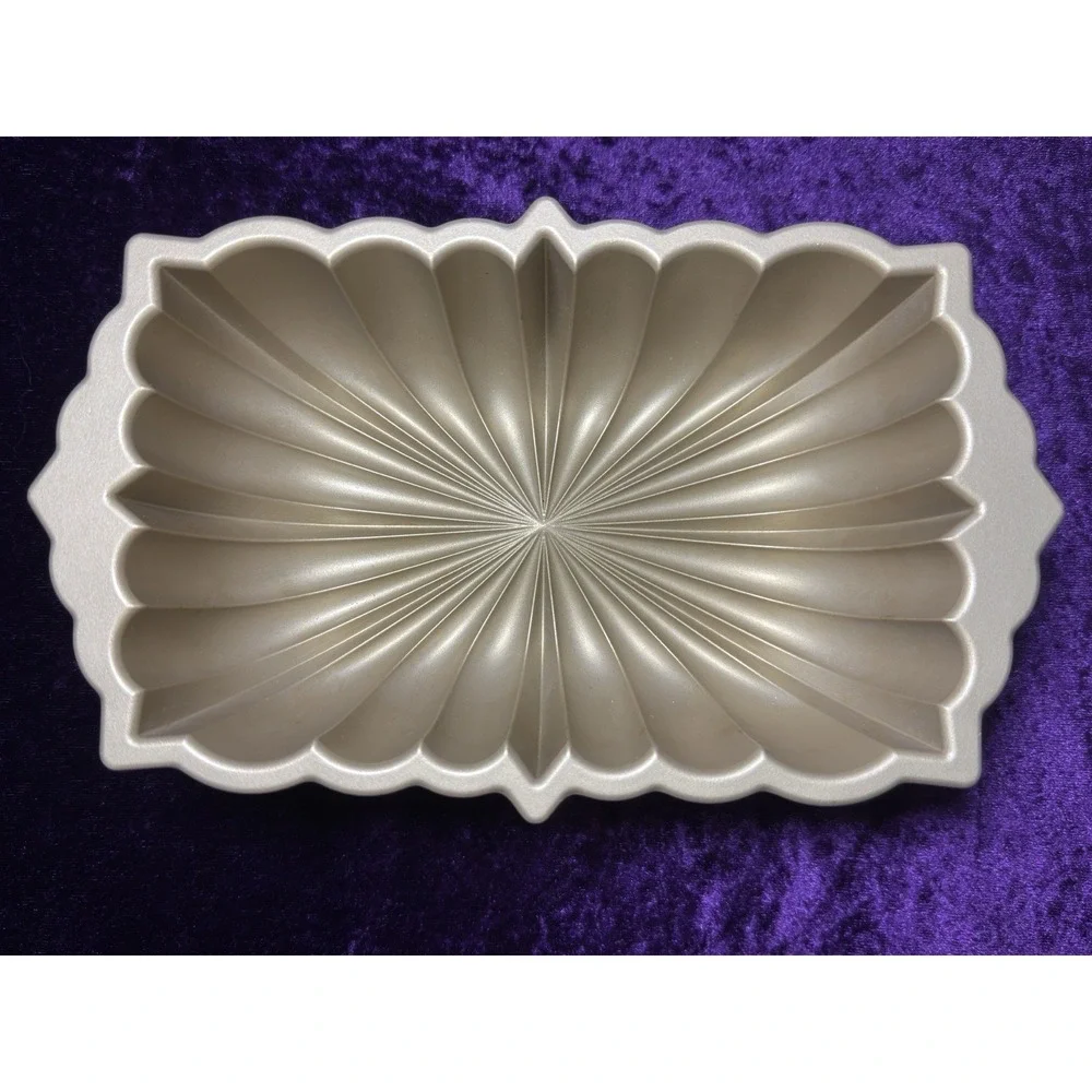 Nordic Ware Classic Fluted‎ Loaf Pan 6 Cups 1.4L  Cast Aluminum Gold 10