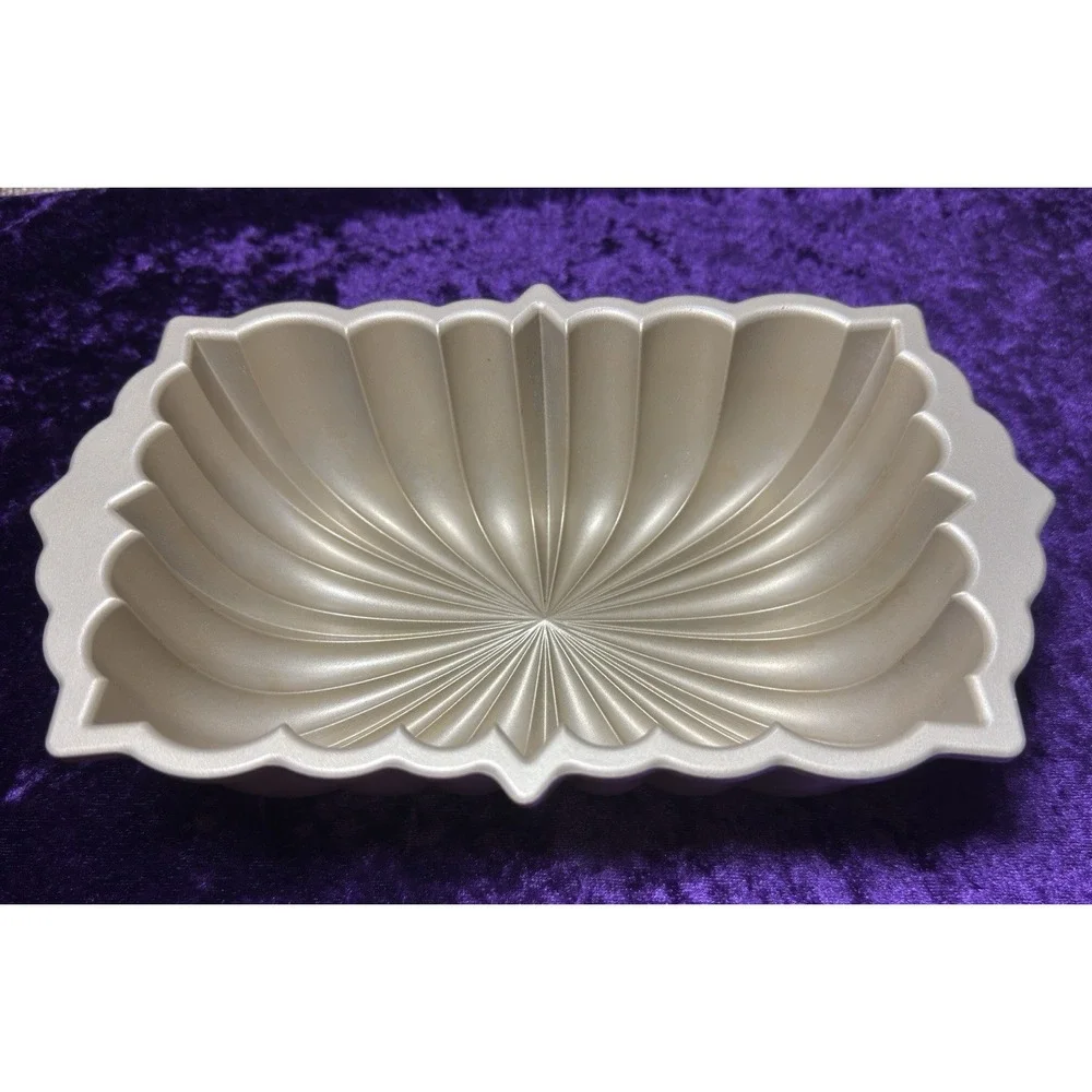 Nordic Ware Classic Fluted‎ Loaf Pan 6 Cups 1.4L  Cast Aluminum Gold 10