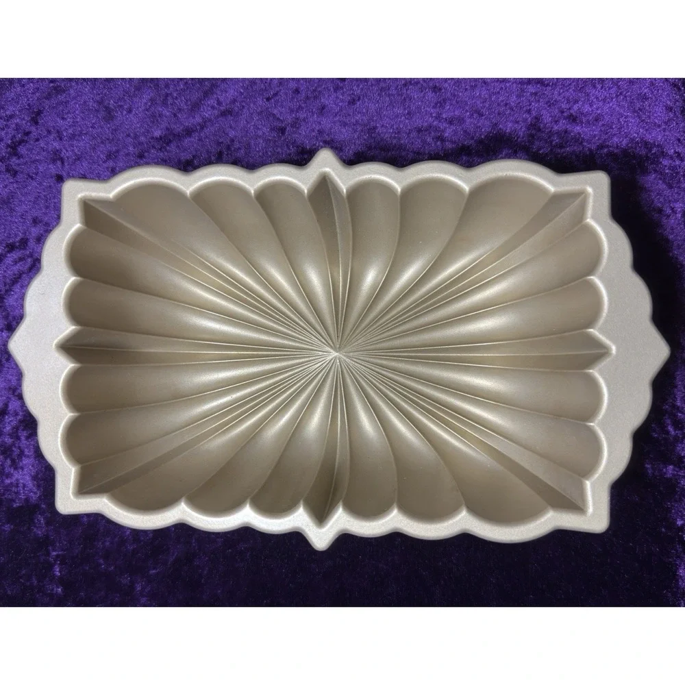 Nordic Ware Classic Fluted‎ Loaf Pan 6 Cups 1.4L  Cast Aluminum Gold 10