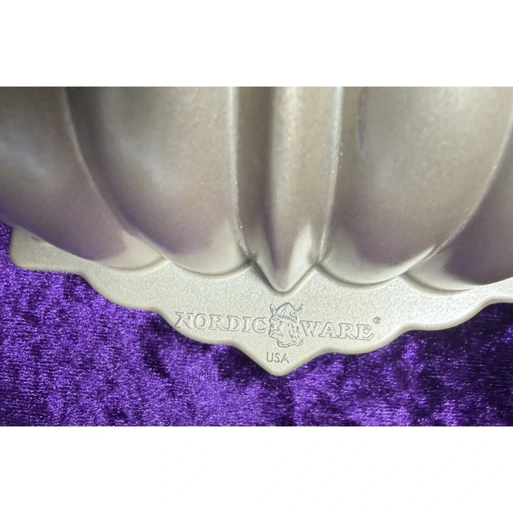 Nordic Ware Classic Fluted‎ Loaf Pan 6 Cups 1.4L  Cast Aluminum Gold 10