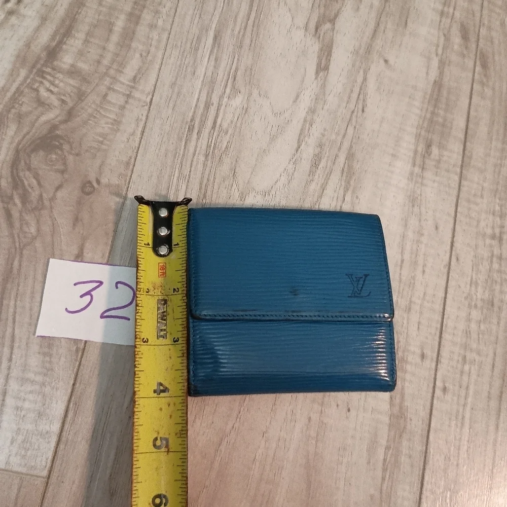 Louis Vuitton elegant louis