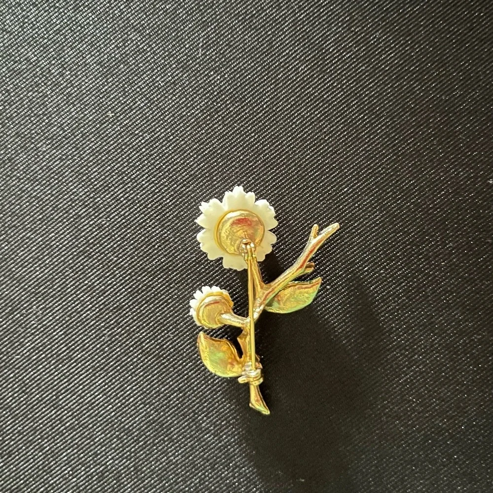 Vintage Floral Brooch with White Daisies