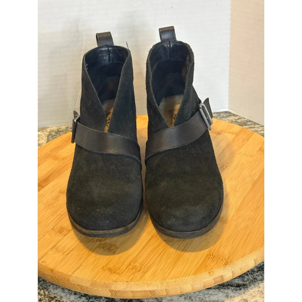 UGG Black Suede Leather‎ Buckle Ankle Boots Women's Size 9  SKU111