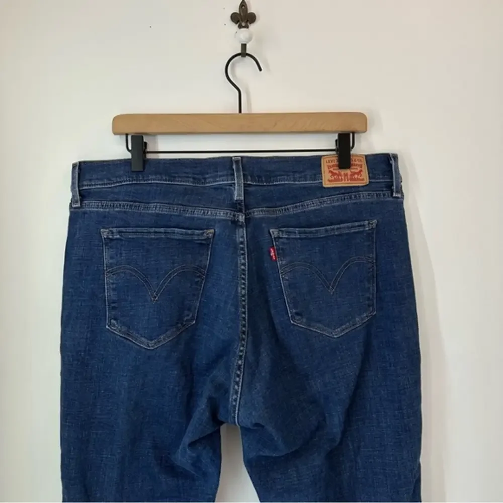 Levis •approx measurements•