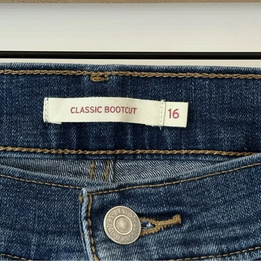 Levis •approx measurements•