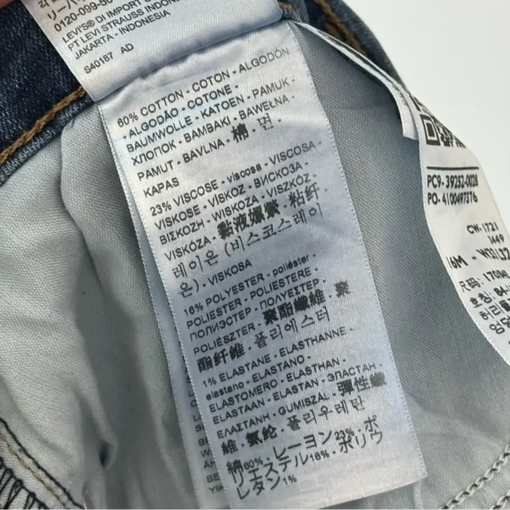Levis •approx measurements•