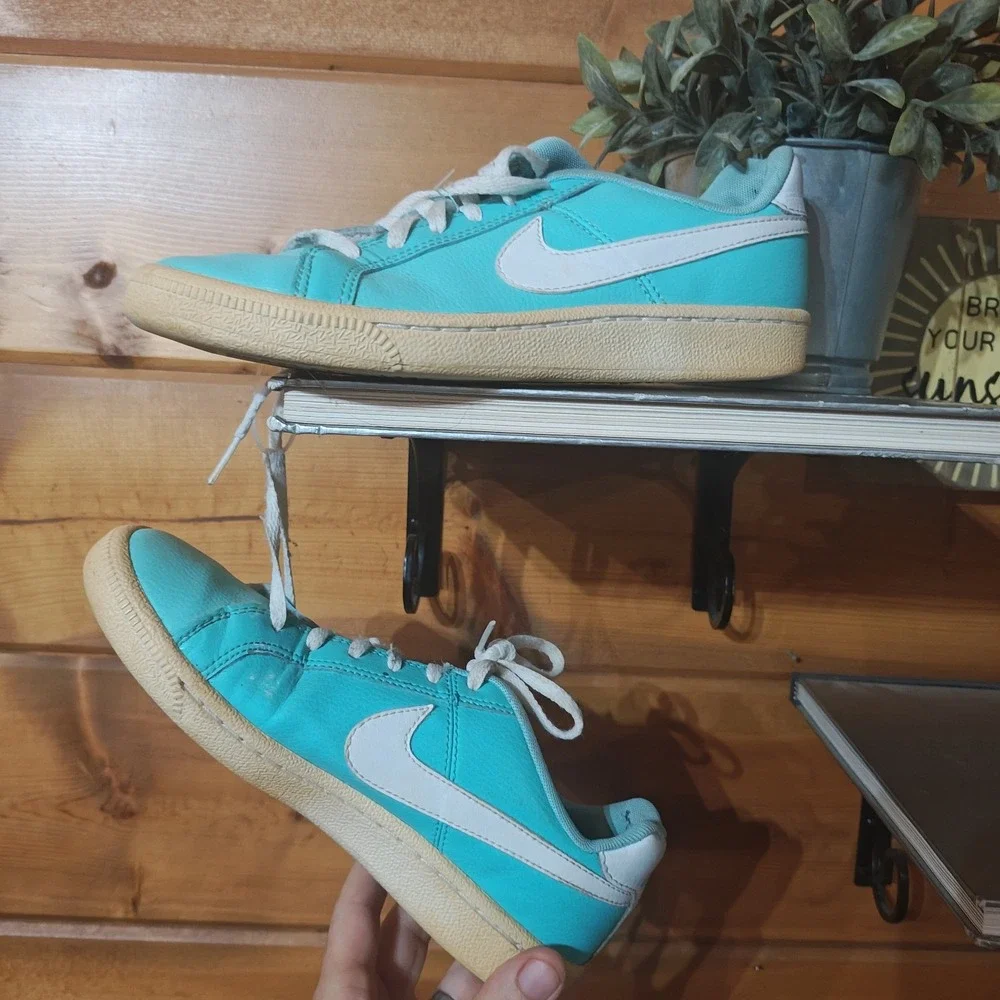 Nike court royale