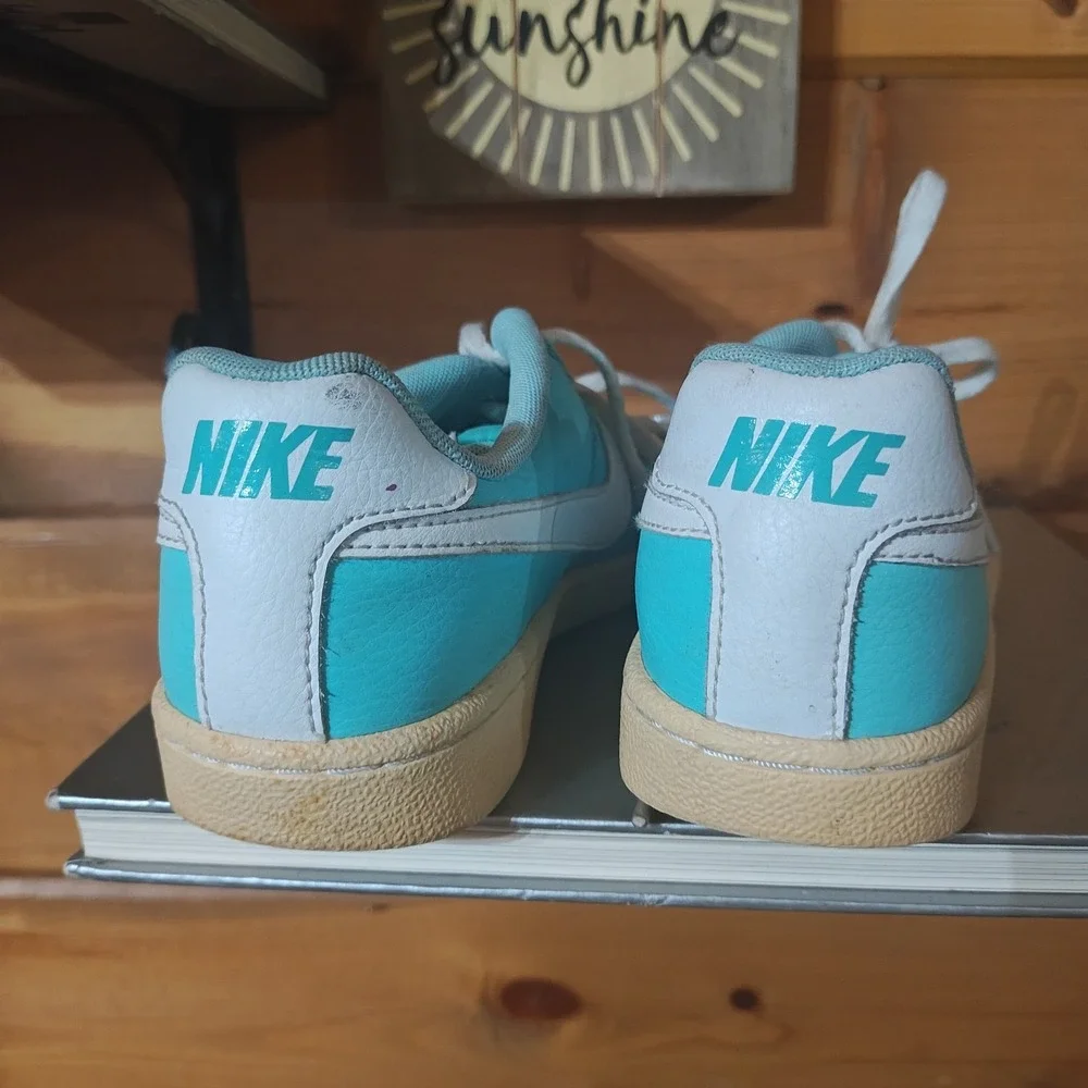 Nike court royale